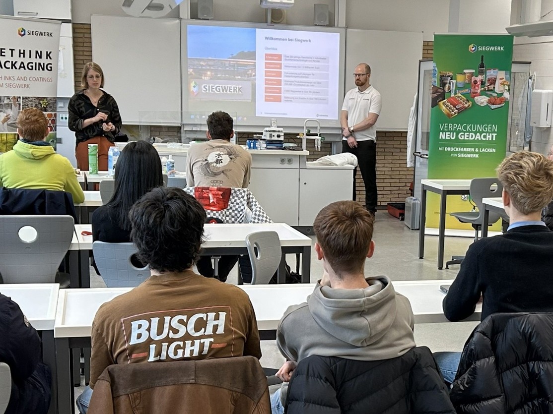 Siegwerk brings practical experience and enthusiasm for sustainable packaging to Siegburg-area high school
