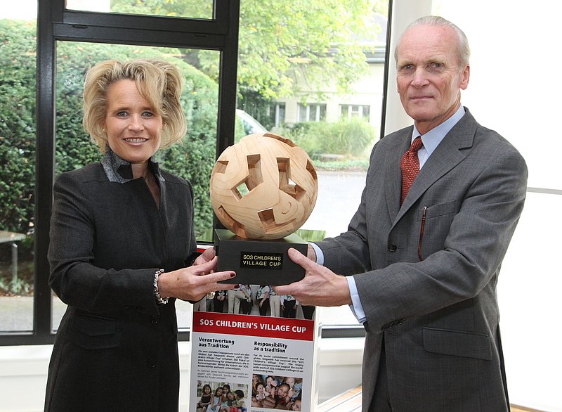 Alfred Keller receives the SOS Gold Cup from Sabine Fuchs.