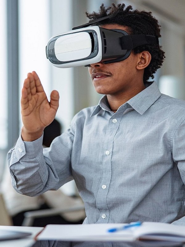 business-professional-interacting-with-a-virtual-headset-in-his-picture-id1301559291__1_.jpg